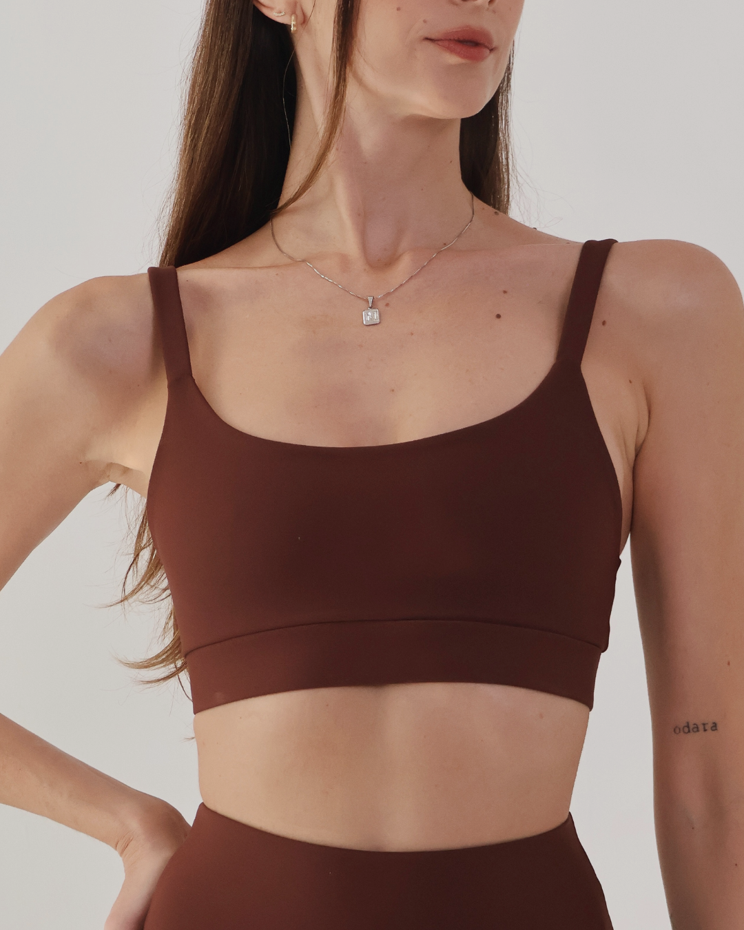 Detalhe frontal do Top Bia &mdash; decote em U e al&ccedil;as com el&aacute;stico